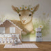 Une chambre d'enfant avec un papier peint représentant un adorable faon orné de marguerites, créant une atmosphère douce et naturelle.