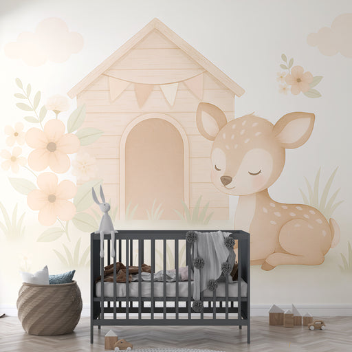 Une chambre d'enfant avec un papier peint illustrant un faon doux et une maisonnette en bois, créant une atmosphère chaleureuse et apaisante.