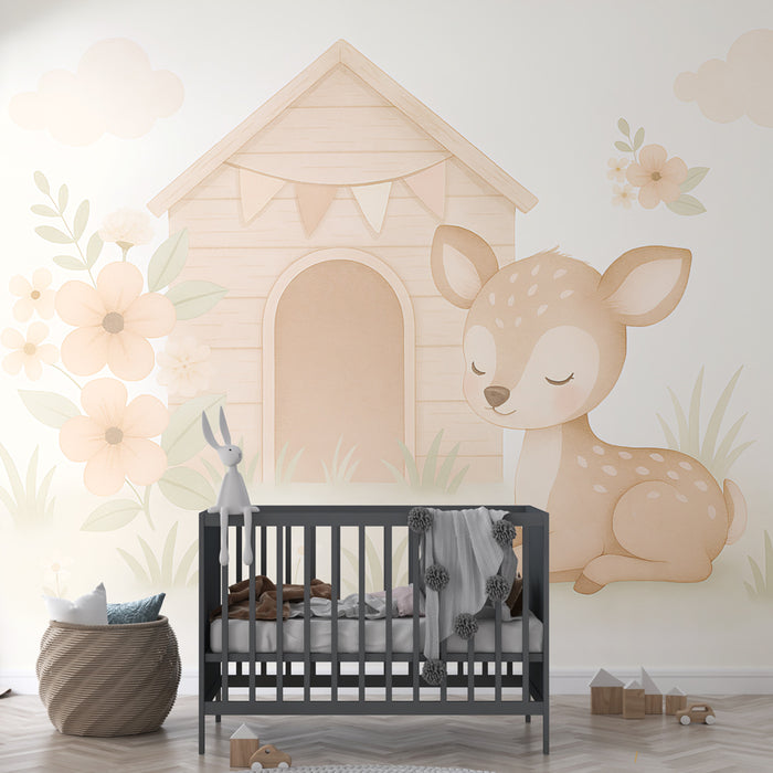 Une chambre d'enfant avec un papier peint illustrant un faon doux et une maisonnette en bois, créant une atmosphère chaleureuse et apaisante.
