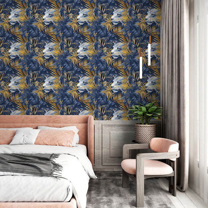Une chambre moderne avec un papier peint tropical bleu nuit illustrant des têtes de félins et des feuillages dorés, créant une ambiance audacieuse et exotique.