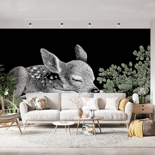 Un salon moderne avec un papier peint illustrant un faon endormi sur fond noir, entouré de feuillages délicats, créant une atmosphère apaisante et artistique.