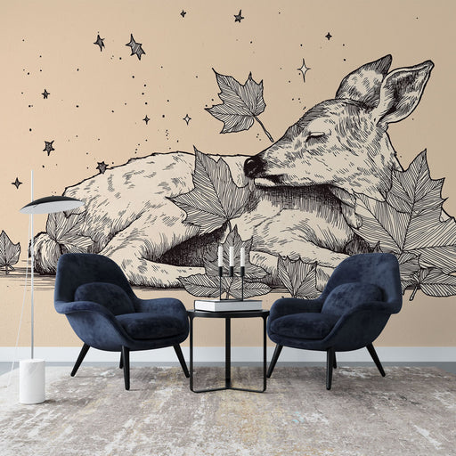 Une pièce moderne avec un papier peint illustrant un cerf endormi entouré de feuilles et d'étoiles, créant une ambiance artistique et apaisante.
