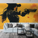 Un salon contemporain avec un papier peint illustrant une femme au chapeau noir pointant une arme sur fond jaune éclatant, dégageant une ambiance dynamique et audacieuse.