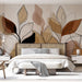 Une chambre élégante avec un papier peint aux motifs de feuilles stylisées dans des teintes chaudes de beige, brun et noir, créant une atmosphère apaisante et moderne.