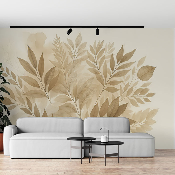 Un salon moderne avec un papier peint aux motifs de feuilles délicates dans des teintes beige et doré, créant une ambiance chaleureuse et apaisante.