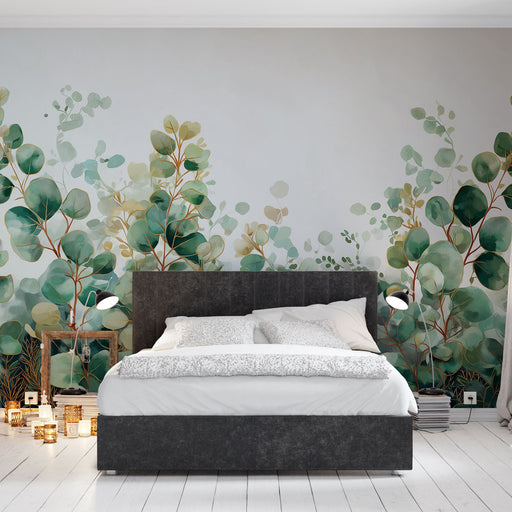 Une chambre moderne avec un papier peint végétal représentant des feuilles d'eucalyptus aux teintes vertes et dorées, créant une atmosphère apaisante et naturelle.