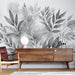 Une pièce moderne avec un papier peint monochrome représentant des feuilles délicates en nuances de gris, créant une atmosphère apaisante et élégante.