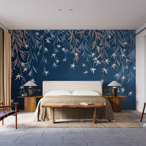 Une chambre moderne avec un papier peint bleu nuit orné de motifs floraux délicats en rose et blanc, créant une atmosphère apaisante et élégante.