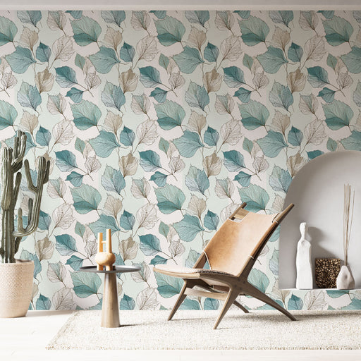 Une pièce moderne avec un papier peint aux motifs de feuilles délicates dans des teintes vertes et beiges, créant une atmosphère apaisante et naturelle.
