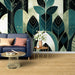Un salon moderne avec un papier peint botanique aux motifs de grandes feuilles vertes et dorées sur fond noir, créant une atmosphère élégante et apaisante.