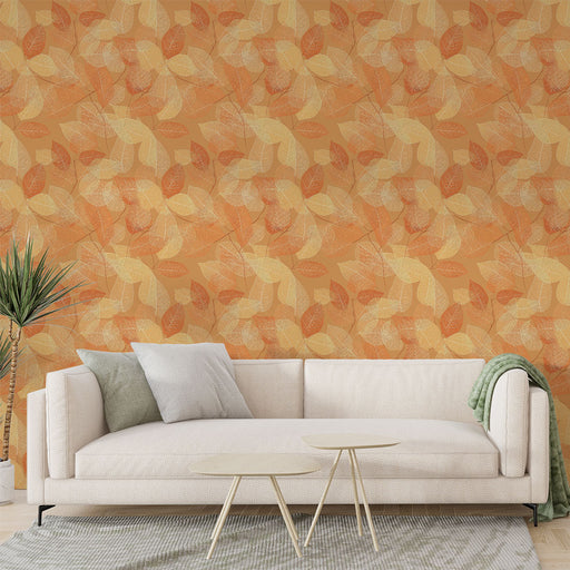 Un salon lumineux avec un papier peint aux motifs de feuilles dans des teintes chaudes d'orange et de beige, créant une atmosphère accueillante et naturelle.