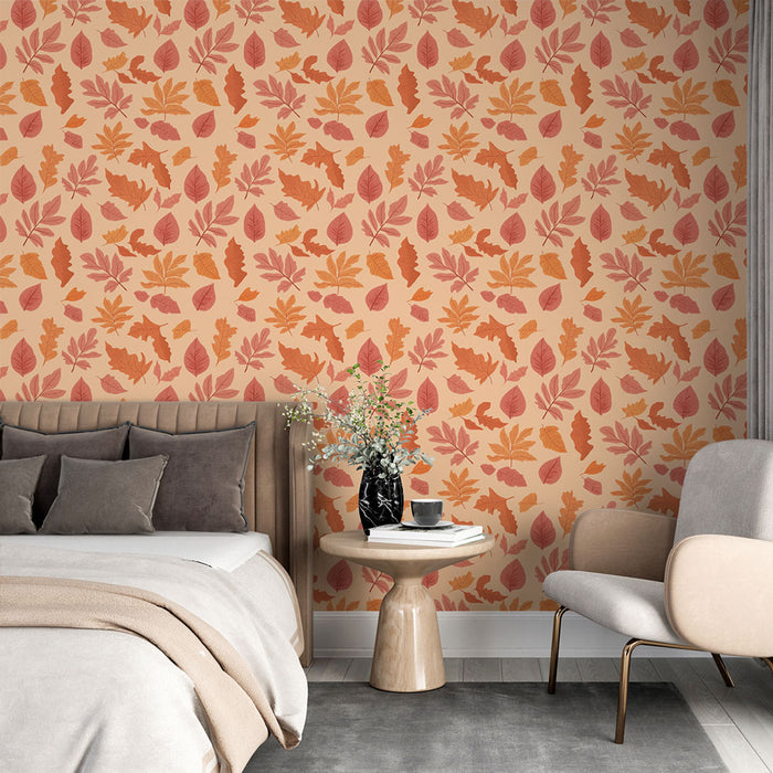 Une chambre élégante avec un papier peint aux motifs de feuilles dans des teintes chaudes d'orange et de rose sur fond beige, créant une atmosphère chaleureuse et accueillante.