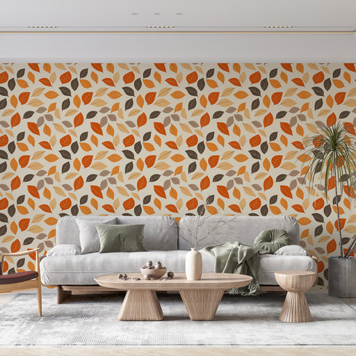 Un salon moderne avec un papier peint aux motifs de feuilles dans des teintes chaudes d'orange, marron et beige créant une ambiance chaleureuse et accueillante.