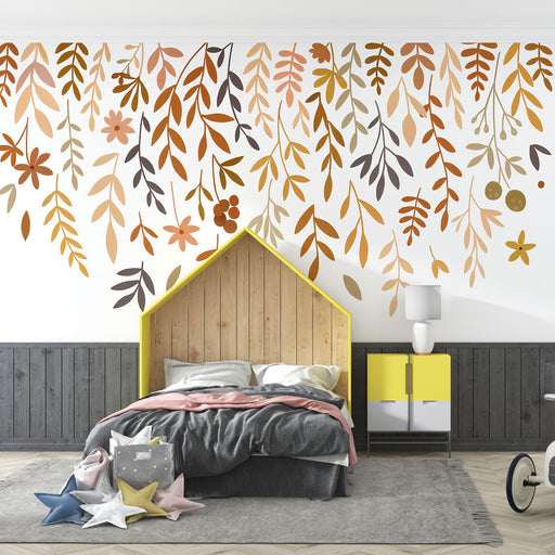 Une chambre moderne avec un papier peint floral aux teintes chaudes de marron, orange et rose, créant une ambiance chaleureuse et accueillante.