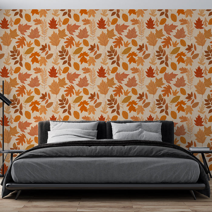 Une chambre moderne avec un papier peint aux motifs de feuilles d'automne dans des teintes chaudes d'orange et de marron, créant une ambiance chaleureuse et accueillante.