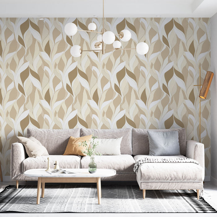Un salon moderne avec un papier peint aux motifs de feuilles stylisées dans des teintes beige et blanche, créant une ambiance chaleureuse et accueillante.
