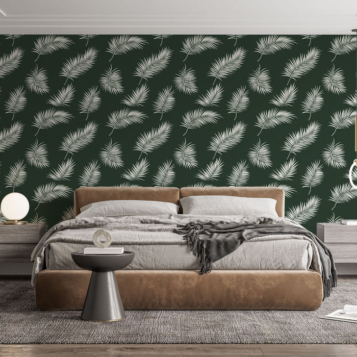 Une chambre élégante avec un papier peint vert foncé orné de délicates feuilles blanches créant une atmosphère apaisante et tropicale.