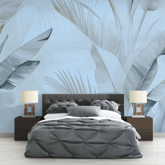 Une chambre moderne avec un papier peint tropical bleu clair illustrant de grandes feuilles exotiques, créant une atmosphère apaisante et rafraîchissante.