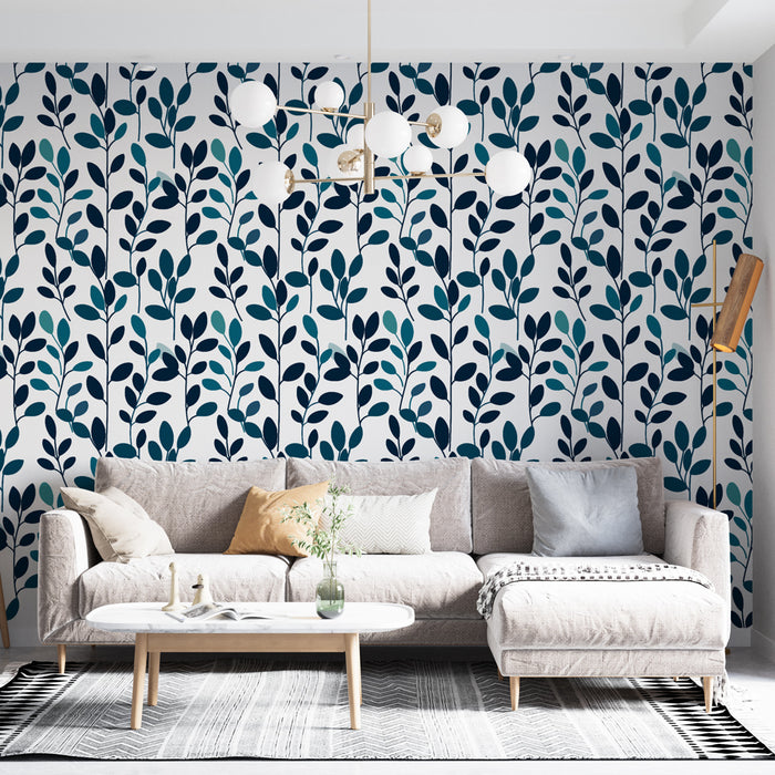 Un salon lumineux avec un papier peint aux motifs de feuillage bleu marine et turquoise sur fond blanc, créant une ambiance fraîche et naturelle.