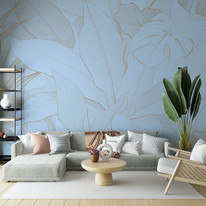 Un salon moderne avec un papier peint bleu clair aux motifs de grandes feuilles tropicales aux contours dorés, créant une ambiance apaisante et élégante.