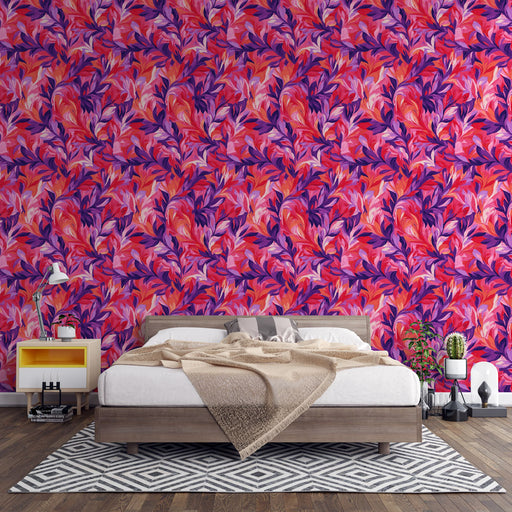Une chambre moderne avec un papier peint floral aux teintes vives de rose et violet, créant une ambiance dynamique et chaleureuse.