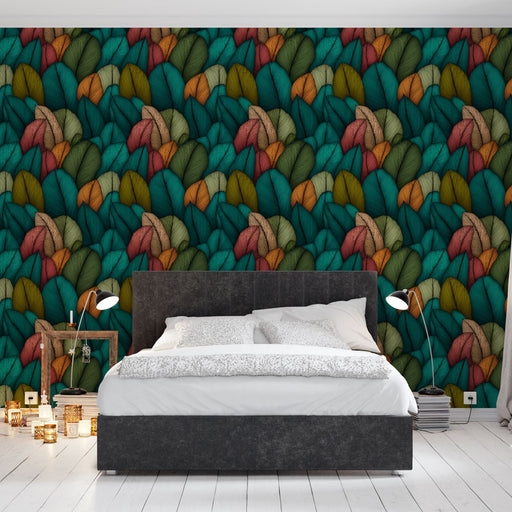Une chambre moderne avec un papier peint aux motifs de feuilles stylisées dans des teintes turquoise, rouge et vert, créant une ambiance vivante et chaleureuse.