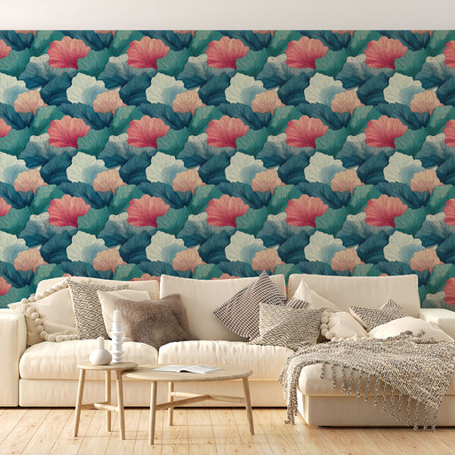 Un salon lumineux avec un papier peint floral aux grandes feuilles colorées dans des teintes turquoise, rose et crème, créant une ambiance tropicale et accueillante.