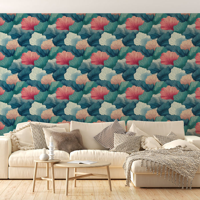 Un salon lumineux avec un papier peint floral aux grandes feuilles colorées dans des teintes turquoise, rose et crème, créant une ambiance tropicale et accueillante.