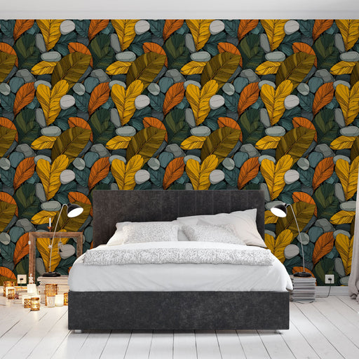 Une chambre moderne avec un papier peint aux motifs de feuilles colorées dans des teintes d'orange, jaune et vert, créant une ambiance chaleureuse et naturelle.