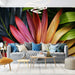 Un salon moderne avec un papier peint tropical aux grandes feuilles aux teintes vives de rouge, vert et bleu, créant une ambiance dynamique et chaleureuse.
