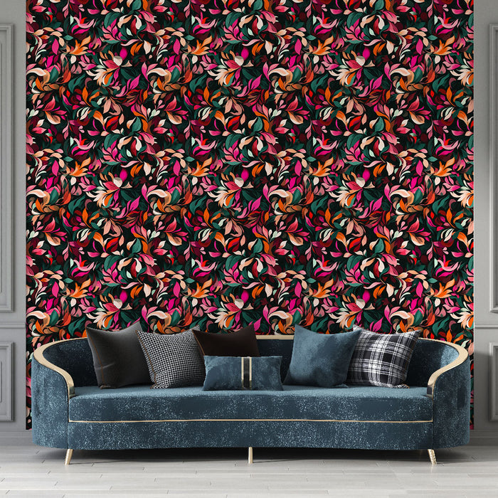 Une pièce élégante avec un papier peint floral aux motifs colorés de feuilles roses, vertes et orange sur fond noir, créant une ambiance vibrante et chaleureuse.
