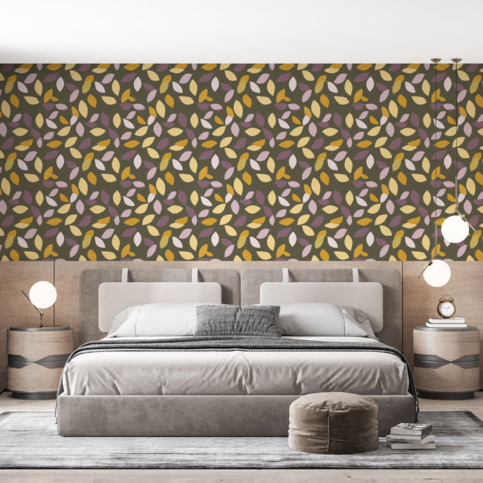 Une chambre moderne avec un papier peint aux motifs de feuilles colorées dans des teintes de violet, jaune et crème sur fond marron, créant une ambiance chaleureuse et accueillante.