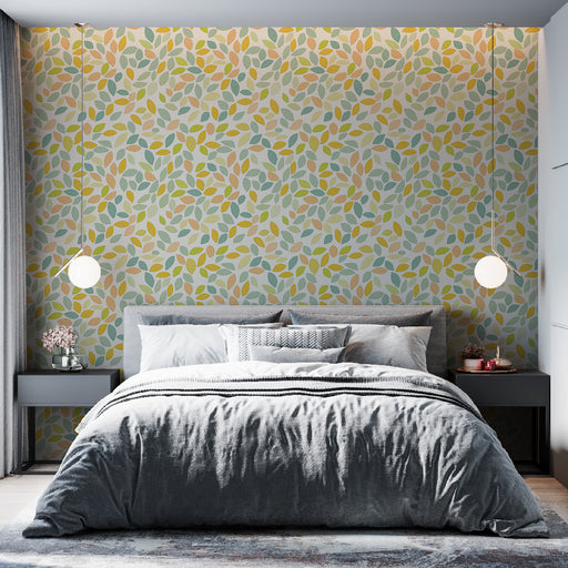 Une chambre moderne avec un papier peint aux motifs de feuilles stylisées dans des teintes douces de vert, jaune et rose, créant une atmosphère apaisante et naturelle.