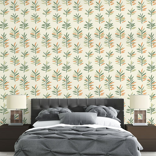 Une chambre moderne avec un papier peint floral crème orné de feuilles vertes et de touches orangées, créant une atmosphère fraîche et accueillante.