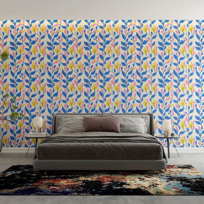 Une chambre moderne avec un papier peint floral aux motifs de feuilles bleues, roses et jaunes sur fond clair, créant une ambiance joyeuse et dynamique.