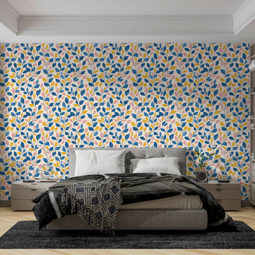 Une chambre moderne avec un papier peint floral aux motifs de feuilles colorées dans des teintes de bleu, rose et jaune, créant une atmosphère joyeuse et accueillante.