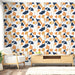Une pièce lumineuse avec un papier peint aux motifs de feuilles stylisées dans des teintes orange, bleu marine et beige, créant une ambiance chaleureuse et moderne.