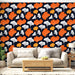 Un salon moderne avec un papier peint floral aux motifs de feuilles ginkgo en orange et blanc sur fond noir, créant une ambiance dynamique et chaleureuse.