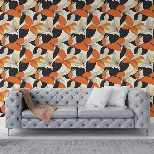 Un salon contemporain avec un papier peint floral aux motifs de feuilles en noir, orange et crème, créant une ambiance chaleureuse et dynamique.