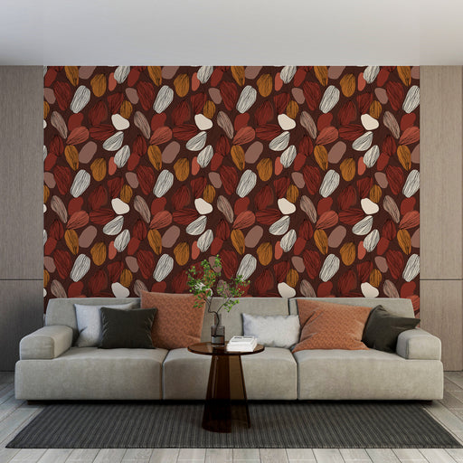 Un salon moderne avec un papier peint aux motifs de feuilles stylisées dans des teintes chaudes de rouge, orange et beige, créant une ambiance chaleureuse et accueillante.