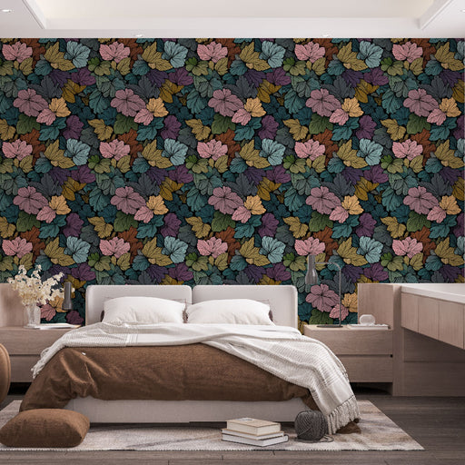 Une chambre moderne avec un papier peint floral aux motifs de feuilles colorées sur fond sombre, créant une ambiance chaleureuse et accueillante.