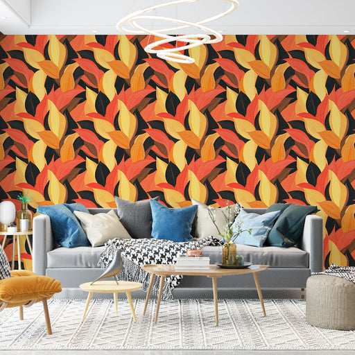 Un salon contemporain avec un papier peint aux motifs de feuilles stylisées dans des teintes chaudes de rouge, orange et jaune sur fond noir, créant une ambiance dynamique et chaleureuse.