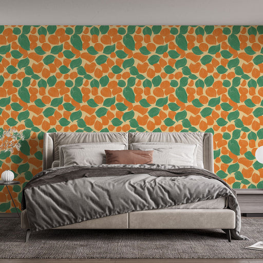 Une chambre moderne avec un papier peint aux motifs de feuilles vertes et d'orange sur fond beige, créant une atmosphère chaleureuse et dynamique.