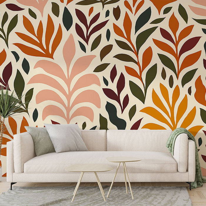 Un salon moderne avec un papier peint aux motifs de feuillage coloré dans des teintes chaudes de rouge, orange et vert sur fond crème, créant une ambiance accueillante et dynamique.