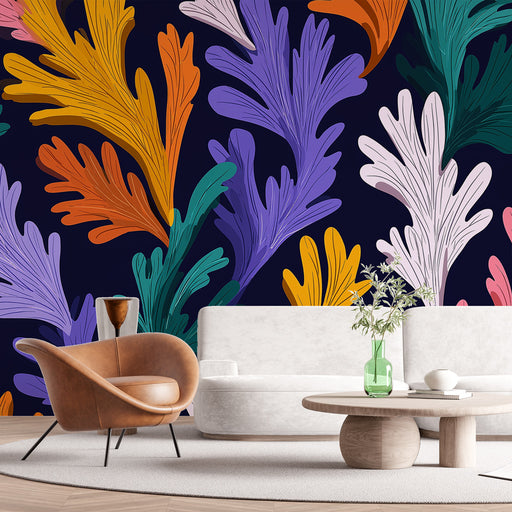 Un salon moderne avec un papier peint aux motifs de feuilles colorées sur fond noir, créant une ambiance vibrante et dynamique.