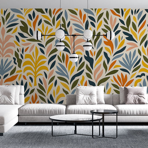 Un salon moderne avec un papier peint aux motifs de feuillage coloré dans des teintes chaudes et fraîches, créant une ambiance vivante et accueillante.