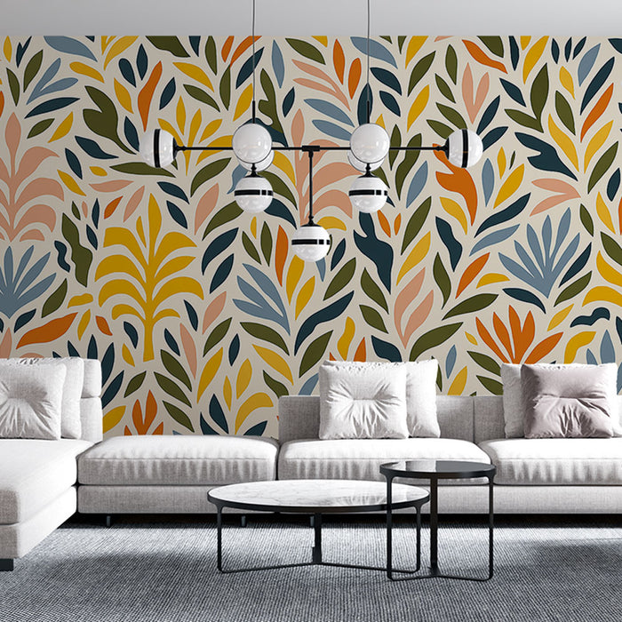Un salon moderne avec un papier peint aux motifs de feuillage coloré dans des teintes chaudes et fraîches, créant une ambiance vivante et accueillante.