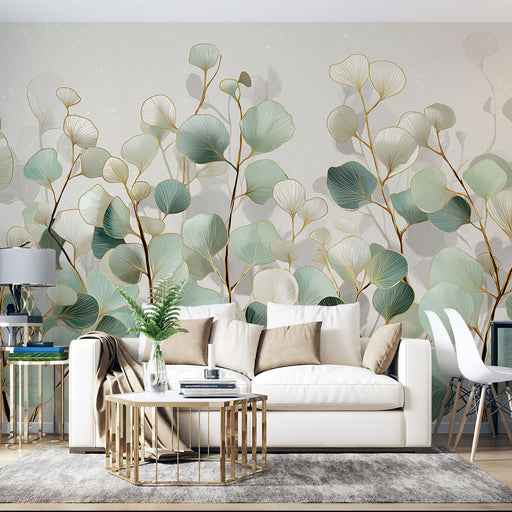 Un salon élégant avec un papier peint aux motifs de feuillage délicat dans des teintes vertes et dorées, créant une atmosphère apaisante et naturelle.