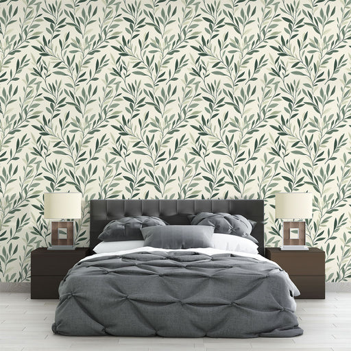 Une chambre moderne avec un papier peint floral aux motifs de feuilles vertes sur fond crème, créant une atmosphère apaisante et naturelle.
