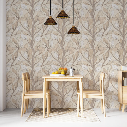 Une salle à manger lumineuse avec un papier peint aux motifs de feuilles délicates dans des tons beige et marron, créant une ambiance chaleureuse et naturelle.